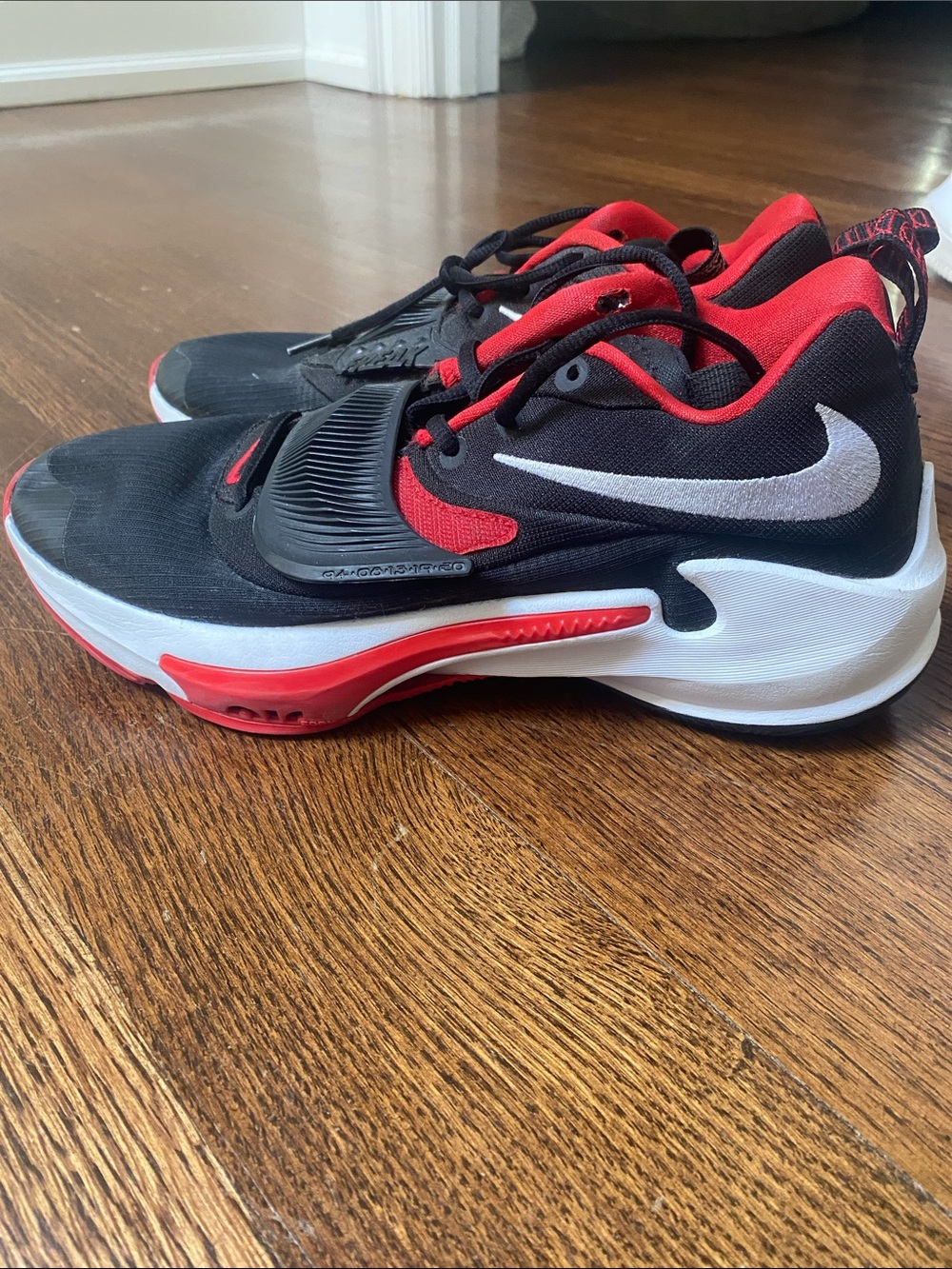 Nike Men's Zoom Freak 3 Bred Basketball Shoes, Indoor